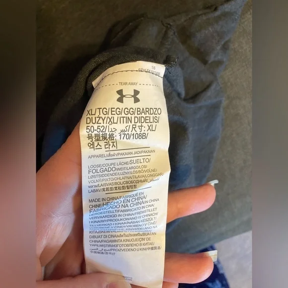 Under Armour Top. Like New. EUC. - Picture 4 of 4